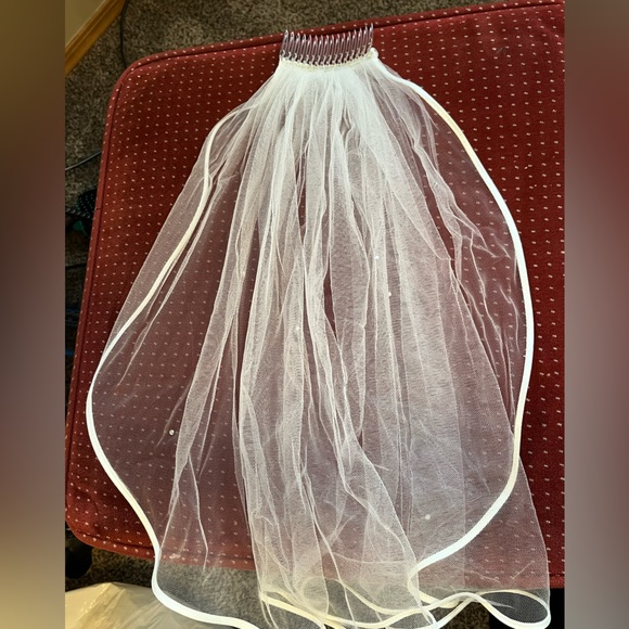 Beautiful Clean Wedding Dress - Picture 11 of 11